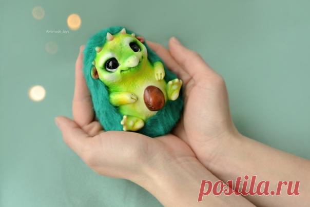 Появился малыш драгонадо. Долго работала над этим персонажем. Несколько месяцев вносила изменения в образ. Он сочетает в себе дракона, черепаху, немного ежика и, конечно же, авокадо.
Доступен для повтора. Можно сделать такого с любыми изменениями. Цена 6000 р. бесплатная доставка.