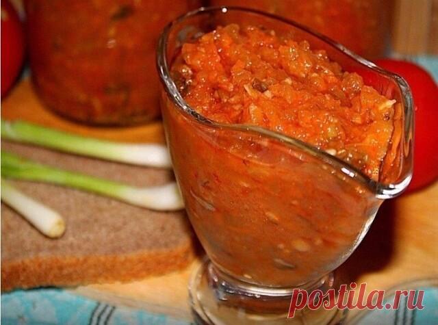 Муж 4 года не догадывался что это аджика из кабачков,уплетал за обе щеки, при том, что кабачки он не ест! С варёной картошечкой, да и просто с хлебом... ммммм...