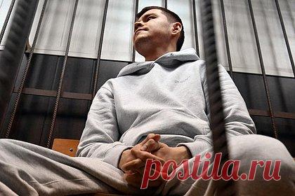 Суд арестовал деньги блогера Шабутдинова. Денежные средства на 17 счетах блогера и предпринимателя Аяза Шабутдинова, обвиняемого в мошенничестве, арестованы по требованию прокуратуры. Кроме средств блогера были арестованы также 11 счетов его объявленного в розыск 35-летнего соучастника, открытых в различных банках.