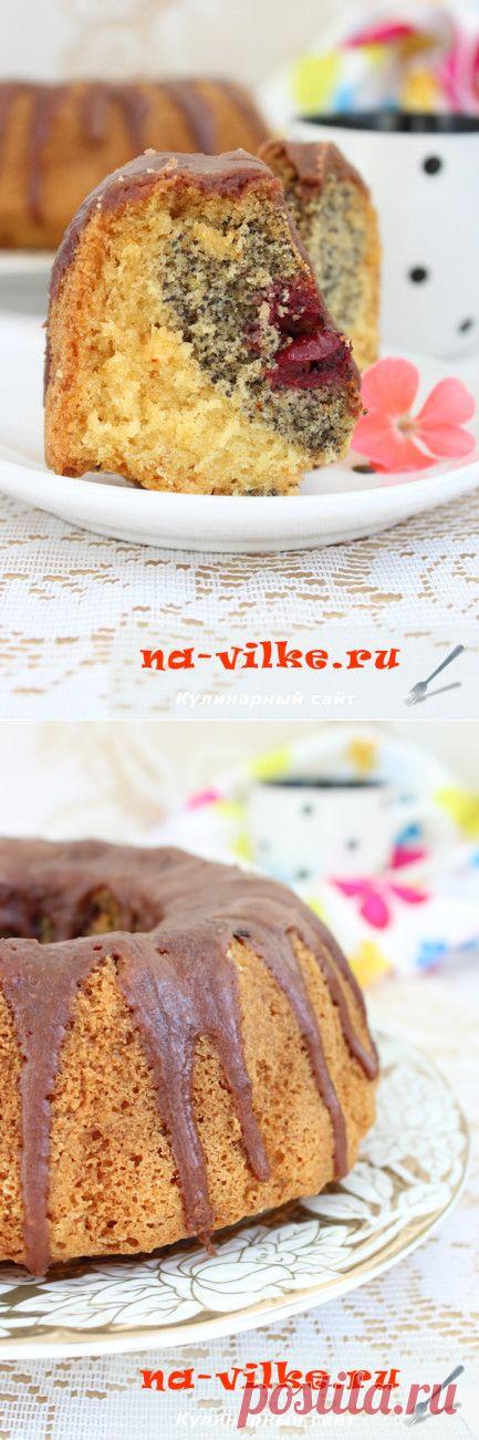 Кекс с вишней и маком под шоколадной гразурью.