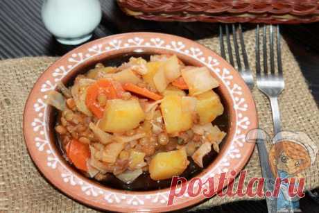 Рагу с чечевицей. Ингредиенты: чечевица, лук, морковь, картофель, капуста Рагу с чечевицей без мяса - блюдо из простых продуктов. Легкое, полезное и сытное. Вегетарианский овощной рецепт. Рагу содержит много растительного белка