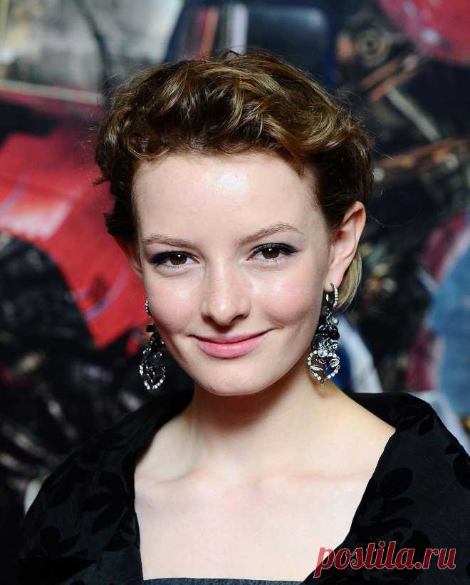 Дакота Блю Ричардс (Dakota Blue Richards)
- 11 апреля, 1994