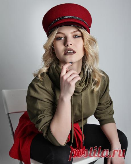 При наступлении весны дамы сразу желают избавиться от головных уборов из-за того, что в холодный период устают от зимних шапок 

А вот модницы только начинают приобретать картузы, которые остаются в тренде этой весной!