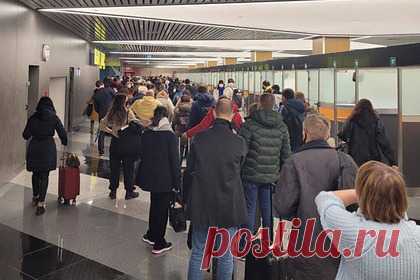 В аэропорту Шереметьево образовались гигантские очереди из-за нового штамма. В московском аэропорту Шереметьево образовались столпотворения путешественников, которым приходится ждать по несколько часов в очереди на тестирование на новый штамм коронавируса. На фотографиях, сделанных одним из очевидцев, показаны гигантские очереди из туристов, прилетевших из Лондона.
