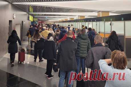 В аэропорту Шереметьево образовались гигантские очереди из-за нового штамма. В московском аэропорту Шереметьево образовались столпотворения путешественников, которым приходится ждать по несколько часов в очереди на тестирование на новый штамм коронавируса. На фотографиях, сделанных одним из очевидцев, показаны гигантские очереди из туристов, прилетевших из Лондона.