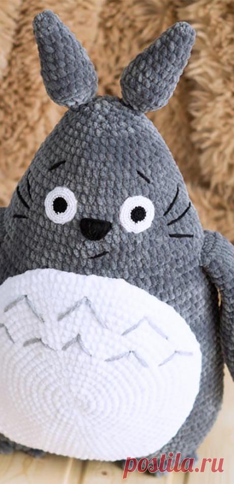 PDF Тоторо крючком. FREE crochet pattern; Аmigurumi animal patterns. Амигуруми схемы и описания на русском. Вязаные игрушки и поделки своими руками #amimore - Плюшевый Тоторо из аниме &quot;Мой сосед Тоторо&quot;, большой Тоторо из плюшевой пряжи.