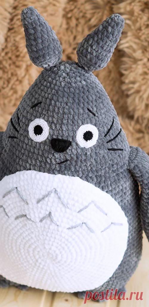 PDF Тоторо крючком. FREE crochet pattern; Аmigurumi animal patterns. Амигуруми схемы и описания на русском. Вязаные игрушки и поделки своими руками #amimore - Плюшевый Тоторо из аниме "Мой сосед Тоторо", большой Тоторо из плюшевой пряжи.