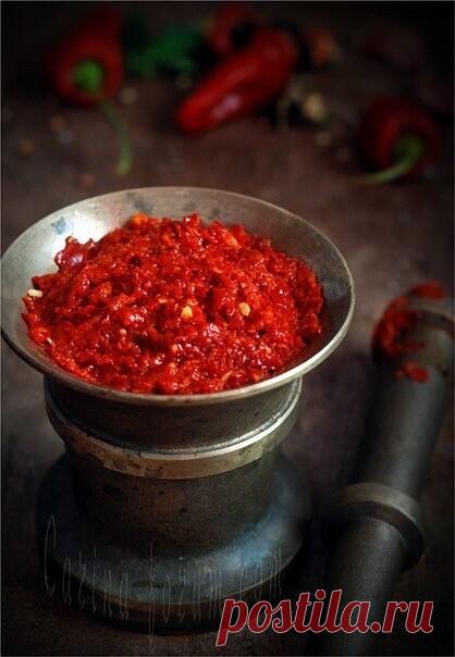 8 рецептов умопомрачительных соусов!

1. Абхазская жгучая аджика.

Аджика, в переводе с абхазского, означает « соль». Абхазы используют 2 термина: « апарыл-джика», что означает « соль с перцем» и 
