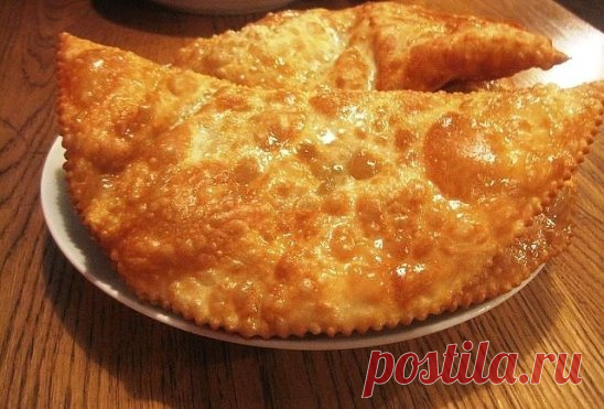 Самые вкусные чебуреки. 
Рецепт этих чебуреков для меня - находка! Во-первых, тесто замешивается обычной вилкой без помощи рук. Во-вторых, посуда остается чистой! И в-третьих, чебуреки получаются сказочно вкусными, хрустящими, пузырчатыми и сочными внутри! Очень рекомендую! 
Вам потребуется: 
мука - 3 стакана (емкость - 250 мл); 
вода холодная - 1 стакан; 
маргарин сливочный - 125 г; 
фарш мясн
