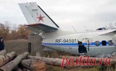 Названы возможные причины крушения самолета с парашютистами в Татарстане. Легкий самолет с парашютистами упал в Татарстане утром 10 октября. Погибли 16 человек, еще шестеро пострадали. По словам президента республики Рустама Минниханова, после взлета пилоты сообщили об отказе одного из двигателей