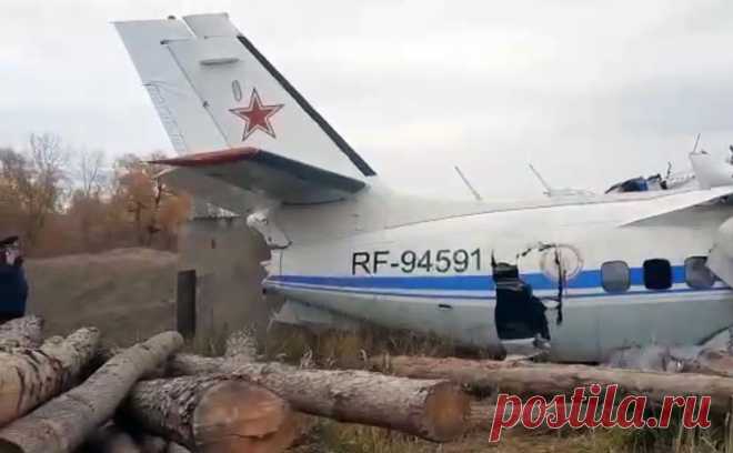 Названы возможные причины крушения самолета с парашютистами в Татарстане. Легкий самолет с парашютистами упал в Татарстане утром 10 октября. Погибли 16 человек, еще шестеро пострадали. По словам президента республики Рустама Минниханова, после взлета пилоты сообщили об отказе одного из двигателей
