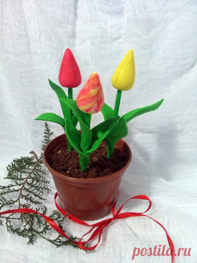 Десерт из шоколадного бисквита и нежного крема.