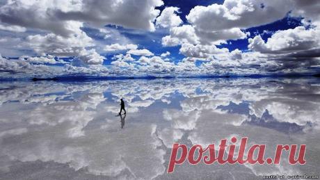 Солончак Уюни – крупнейший в мире солончак площадью 10 582 кв.км. Он был образован в результате трансформации доисторических озер. Находится в юго-западной Боливии.