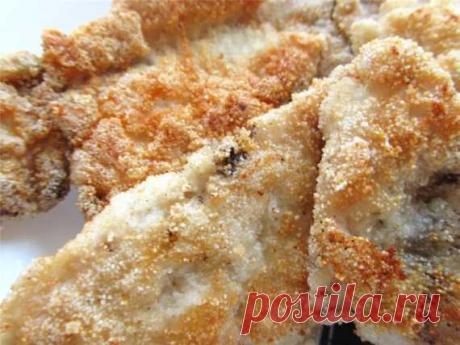 Куриные отбивные в манке Рецепт старый, ещё с советских времён, но мало ли. может быть кто не знает. В грудке две доли. Каждую дольку ещё разрезать по толщине, чтобы у нас получилось 4 нетолстых кусочка. Каждый кусочек слегка отбить, без остерве