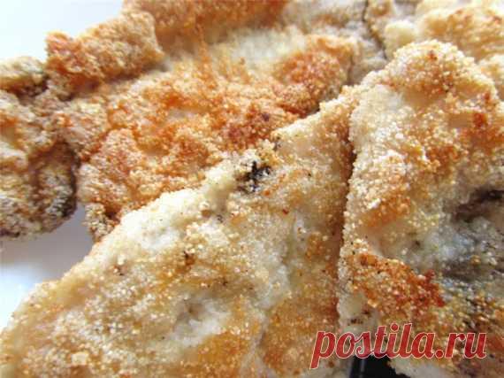 Куриные отбивные в манке Рецепт старый, ещё с советских времён, но мало ли. может быть кто не знает. В грудке две доли. Каждую дольку ещё разрезать по толщине, чтобы у нас получилось 4 нетолстых кусочка. Каждый кусочек слегка отбить, без остерве