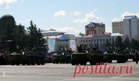 Военная техника прошла по главной площади Улан-Удэ впервые за долгие годы. © Эльвира Балганова  | ТАСС: Общество - Расчеты военнослужащих-женщин впервые приняли участие в параде Победы в Улан-Удэ