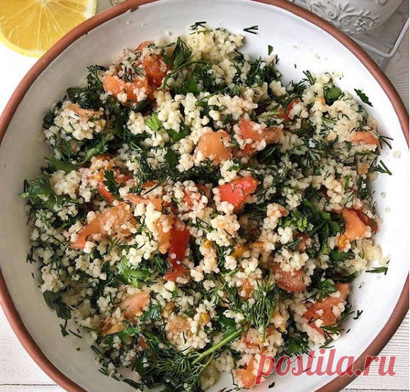 Салат «ТАБУЛЕ»
Ингредиенты:
🔸кускус или булгур - 0,5 стакана (или меньше, по вкусу)
🔸большие помидоры - 2 шт.
🔸лимон - ½ шт.
🔸зелень, у меня кинза и укроп (любая на ваш вкус)
🔸масло оливковое - 2 ст. л.