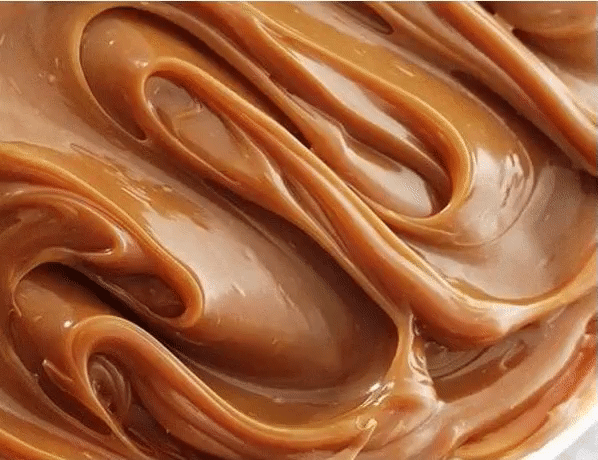 Карамель по домашнему рецепту
Продукты: 
2 ст. сахара 
12 ст. л. (180 г) сливочного масла, нарежьте небольшими кусочками 
1 ст. жирных сливок 
Приготовление:
Сахар в сотейнике поместите на средний огонь. После того, как края сахара начнут становиться жидкими, перемешайте резиновой лопаточкой. Продолжайте часто размешивать. Сахар сначала будет с комками, а потом превратится в золотистую жидкость. Продолжайте перемешивать, поднимая огонь, пока весь сахар (включая любые мелкие комочки) не растае