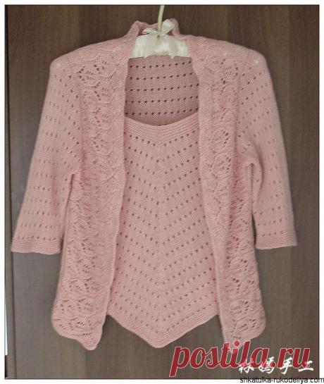 Ажурная двойка спицами Ажурная двойка спицами состоящая из майки и жакета. Двойка связана из пряжи нежно-розового цвета. Полочки жакета связаны кружевным узором. В таком наряде вы будете выглядеть стильно и элегантно.…