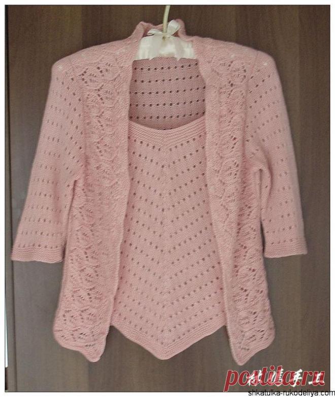 Ажурная двойка спицами Ажурная двойка спицами состоящая из майки и жакета. Двойка связана из пряжи нежно-розового цвета. Полочки жакета связаны кружевным узором. В таком наряде вы будете выглядеть стильно и элегантно.…
