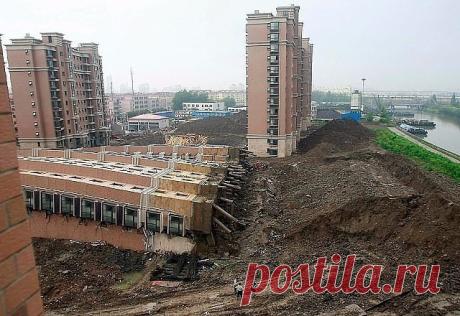 Не успели сдать дом. Молодцы строители, крепко построили. Упал и не рассыпался. Теперь в нем можно и лежа жить.