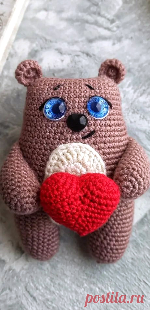 PDF Мишка с сердечком крючком. FREE crochet pattern; Аmigurumi animal patterns. Амигуруми схемы и описания на русском. Вязаные игрушки и поделки своими руками #amimore - медведь с сердечком, маленький медвежонок к 14 февраля, мишка ко дню Святого Валентина.