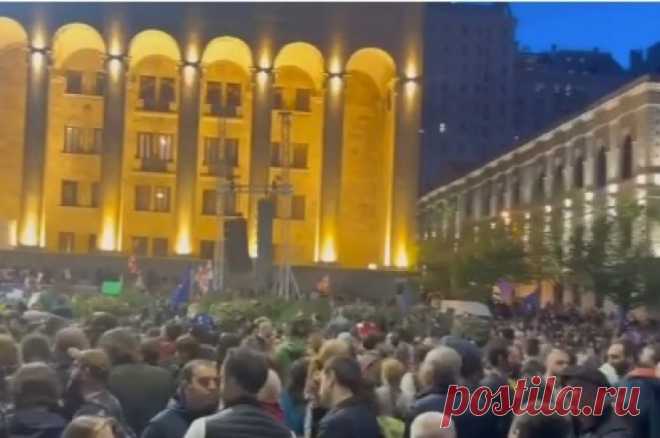 В Грузии полиция задерживает митингующих у здания парламента. В Тбилиси проходят протесты из-за принятия закона об иноагентах.
