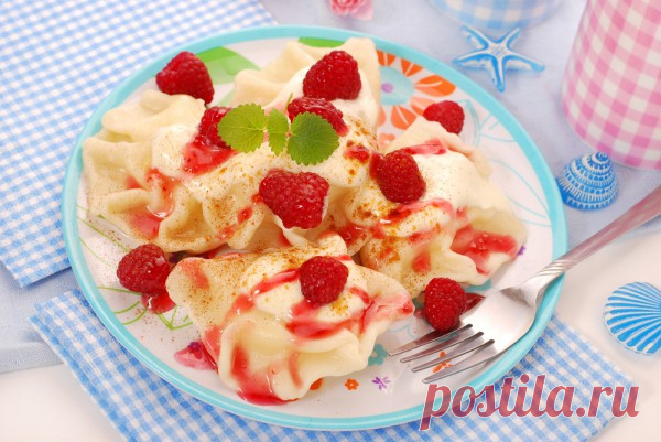 Аппетитные вареники: ТОП-5 Рецептов 1) Вареники с яблоками ИНГРЕДИЕНТЫ: ● мука 3 стакана ● вода 3/4 стакана ● яйца 2 шт. ● свежие яблоки 800 г ● сахар 1/2 стакана ● корица по вкусу ПРИГОТОВЛЕНИЕ: 1. Замесить тесто и раскатать его не слишком тонко на присыпанной мукой поверхности. 2. Спелые яблоки почистить и нарезать соломкой. Пересыпать сахаром и дать постоять, чтобы стек лишний сок.