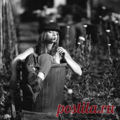 ...Уж лучше робкий  шаг к победе, чем жить обидчика кляня. Нет ...Я  конечно ЛЕДИ , пока не трогают меня!...