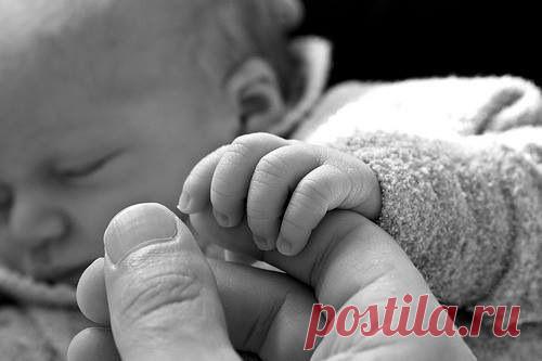 Каким маленьким кажется ребенок, который приносит с собой такое большое счастье :)