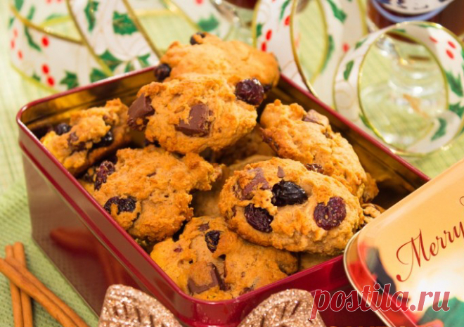 Овсяное печенье «Новогоднее» Вкусное праздничное печенье. Его можно подать на праздничный стол, а можно, упаковав в красивую коробку, презентовать в подарок. Вяленые ягоды можно заменить цукатами. Овсяные хлопья нужны самого тонкого помола, те, что быстрого варки и без добавок. Шоколад желателен с содержанием какао от 70 процентов.