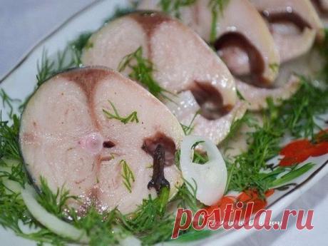 В таком маринаде скумбрия не уступает по вкусу красной рыбе | приготовление Ингредиеты: - Скумбрия (замороженная, разморозить) 2 шт - лук репчатый по вкусу - вода 250 мл - гвоздика 6 шт - перец горошком шепотка - перец душистый молотый 1/3 ч л - зерна кориандра шепотка - соль 2 ч л - сахар 0,5 ч л - масло подсолнечное 2 ст л - уксус яблочный 2,5 ст л Приготовление: 1. Скумбрию почистить, порезать на кусочки. 2. Воду вскипятить, добавить туда соль, сахар, гвоздику, перец го...