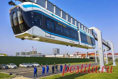 В Китае создали поезд Sky-train, который парит в воздухе, и не нуждается в тяговой системе Технологию магнитной левитации на железной дороге в Китае развивают уже много лет. Им удалось создать поезд Sky-train, который парит в воздухе, и не нуждается в тяговой системе. Он создан в китайском Ухане. Хотя похожие поезда уже давно ходят в разных частях мира, в том числе в самой Поднебесной, тем не менее, данная технология превосходит их.