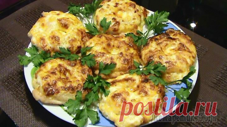 Куриное филе с ананасом ИНГРЕДИЕНТЫ Куриное филе - 3 шт.Твердый сыр - 200 г.Консервированный ананас - 1 банкаСметана - 100 г.Майонез - 80 г.Соль,перец по вкусуКАК ПРИГОТОВИТЬФиле курицы нарезаем кусочками толщиной 1 см., отб...