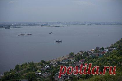 Названы причины рекордного обмеления Волги. К рекордному обмелению Волги могла привести ошибка Росгидромета в прогнозировании притока воды в реку. Растаявший снег на Урале не попал в Свиягу, а ушел в сухой грунт, что не учло федеральное ведомство. Другой проблемой, усугубившей маловодье бассейна Волги, стал увеличенный сброс воды через гидроузлы.