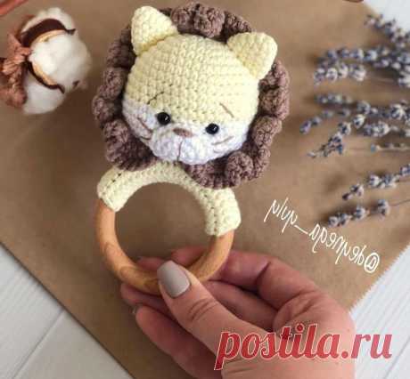 Вязаный грызунок на кольце в виде львенка с описанием схемы