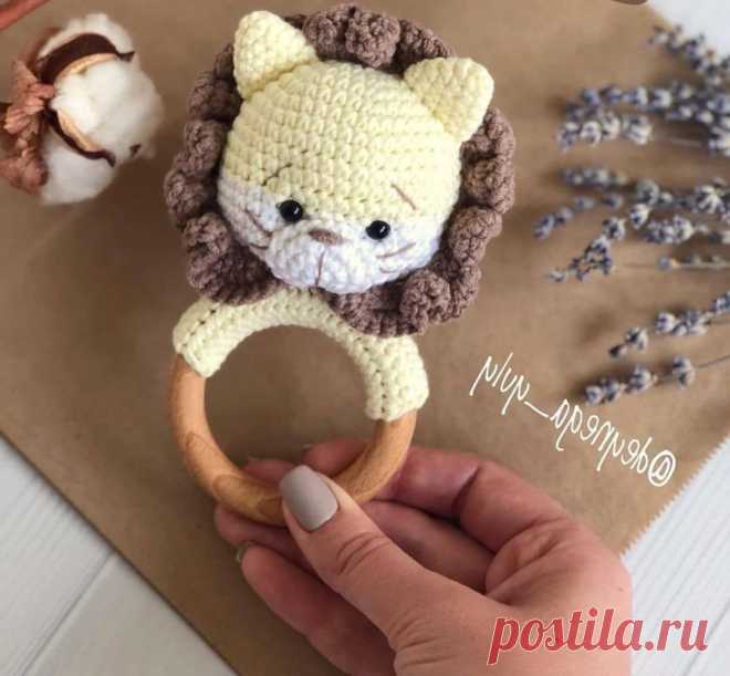 Вязаный грызунок на кольце в виде львенка с описанием схемы