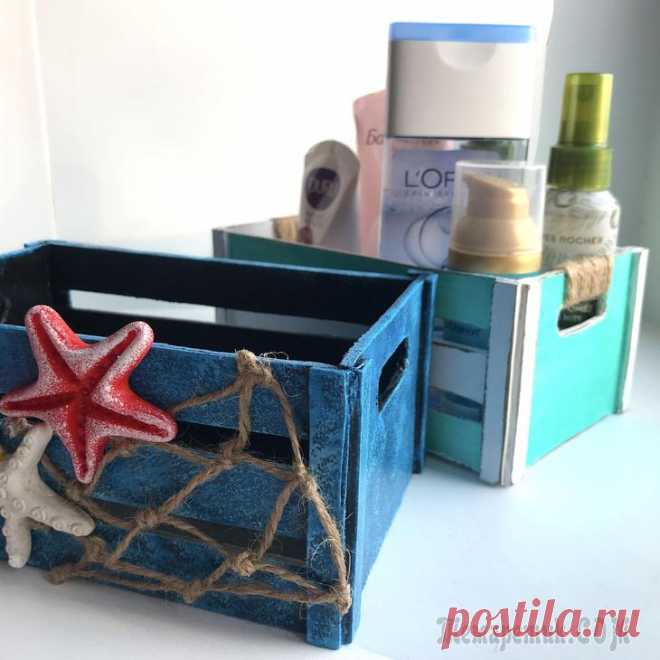 DIY Ящик из картона легко | Ящик из картона своими руками Для ящиков использовала плотный переплетный картон (ширина 2 мм).Все размеры указала в видео.Скальпелем прорезала картонку на половину для того чтобы согнуть уголки для коробки.Использовала универсаль...