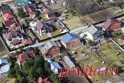 Россияне массово повысили ставки аренды загородных домов. С сентября 2020-го стоимость аренды загородного жилья в среднем по России увеличилась почти на пять процентов. Граждане массово повысили ставки для нанимателей дач и домов для постоянного проживания, при этом наибольший рост ценников зафиксирован в Севастополе, Республике Коми и Тамбовской области.