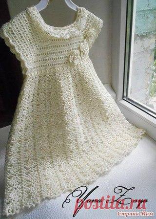 Белое платье для девочки на кокетке.