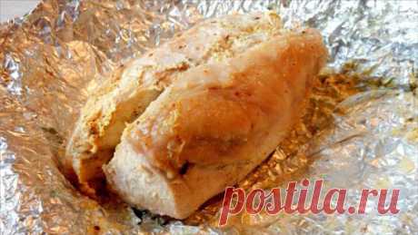 Куриная грудка в фольге в мультиварке! Мультиварка и простые рецепты для мультиварки
Состав:
Основные:		
	куриные грудки – 3 шт;
	сметана (15% жирности) – 5 ст. л;
	чеснок – 2 зубца;
	соль, перчик на ваш вкус.
Приготовление:
	Куриные грудки помыть и просушить бумажным полотенцем. Чеснок очистить и нарезать тонкими пластинами. На курином мясе сделать небольшие надрезы. В надрезы на курятине поместить пластинки чеснока. Грудку обмазать солью и перцем. Смазать со всех сторон филе курицы сметаной.