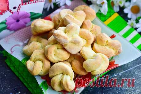 Ароматное печенье в форме роз | Foodbook.su Чтобы печенье вышло ароматным в него нужно добавить цедру лимона, апельсина, фруктовую эссенцию или ванилин. Однако, можно тесто делать и без этих добавок, как в этом рецепте. В духовке сладкое