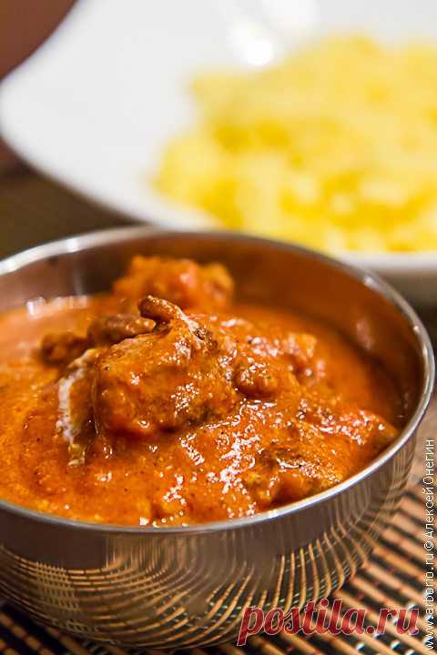 Баттер чикен - курица в сливочно-томатном соусе Butter chicken, она же murgh makhani - одно из самых известных блюд индийской кухни, редкий ресторан рискнет не включить его в меню. Мы с вами ничем не хуже, ведь для того, чтобы приготовить баттер чикен в домашних условиях, не обязательно быть индийцем.