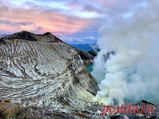 Рассвет на вулкане Иджен, Индонезия. Автор фото – Анатолий Рудаков: nat-geo.ru/community/user/218081/. Доброе утро!