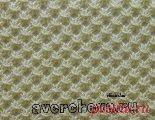 Узор Сеточка с перекидами Елены Аверчевой Этот узор односторонний. Кол-во петель кратно 3+ 2 кромочные. ОПИСАНИЕ: 1 ряд : [ перекрестить 3 лицевые петли с протяжкой влево : Вяжем 3 петли лицевыми, затем мы накидываем 1-ю петлю на 2-ю и 3-ю. Получается 2 петли из 3-х., 1 накид] повторять до конца ряда. 2 ряд: Все петли вязать изнаночными. 3 ряд: 1 лицевая [ 1 накид, перекрестить 3 петли с протяжкой влево ( см. выше)] повторять до конца ряда, в конце 2 лицевые. 4 ряд: Все петли вязать изнаночными.