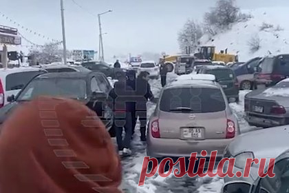 Пробки на занесенном снегом «Верхнем Ларсе» попали на видео. В России на контрольно-пропускном пункте (КПП) «Верхний Ларс» образовалась пробка из-за непогоды. Занесенная снегом российско-грузинская граница попала на видео. На кадрах видно, как машины выстроились на дороге и у обочины в ожидании разрешения на проезд. Снегоуборочные машины не могут проехать к КПП.