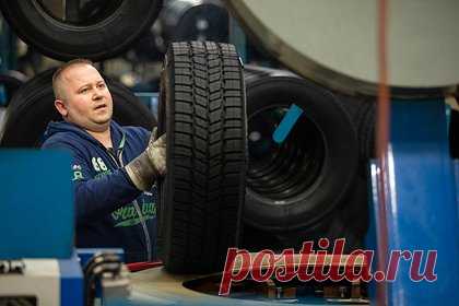 Россиянам рассказали о скором подорожании зимних шин. Автоэксперт и главный редактор автомобильного издания Quto Максим Ракитин рассказал о скором подорожании зимних шин. По его словам, рост цен обусловлен несколькими причинами, одной из которых является ежегодное сезонное повышение цен на зимнюю резину. Подорожание также возможно на фоне нехватки зимних шин, добавил он.