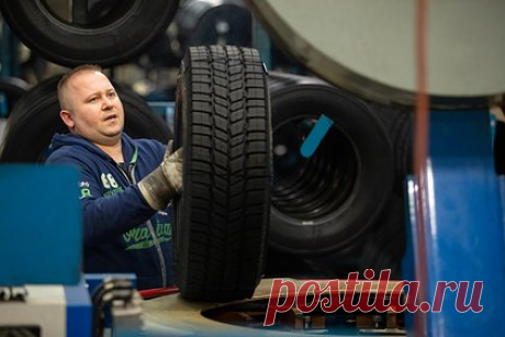 Россиянам рассказали о скором подорожании зимних шин. Автоэксперт и главный редактор автомобильного издания Quto Максим Ракитин рассказал о скором подорожании зимних шин. По его словам, рост цен обусловлен несколькими причинами, одной из которых является ежегодное сезонное повышение цен на зимнюю резину. Подорожание также возможно на фоне нехватки зимних шин, добавил он.