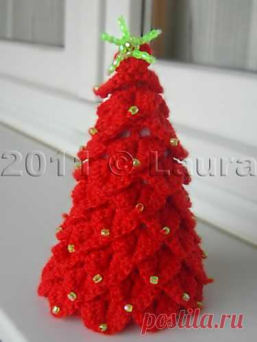 К Новому году: елочка крючком "крокодиловым" узором.