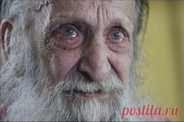 Сынок, возьми меня на Пасху?! 
Я так устал от запаха лекарств. 
Кругом ремонт, строители льют краску,                                          
Бумаги подпишу все без мытарств. 
К Марии нужно съездить на могилу, 
Уж третий год я не был у неё. 
Тут день, за днём теряю свою силу, 
А скоро закружится вороньё. 
Ты не волнуйся, я в прихожей лягу, 
Пробуду дома я всего два дня. 
У главврача сам подпишу бумагу, 
Сынок! На Пасху забери меня?! 
Один в палате, всех давно забрали, 
К...